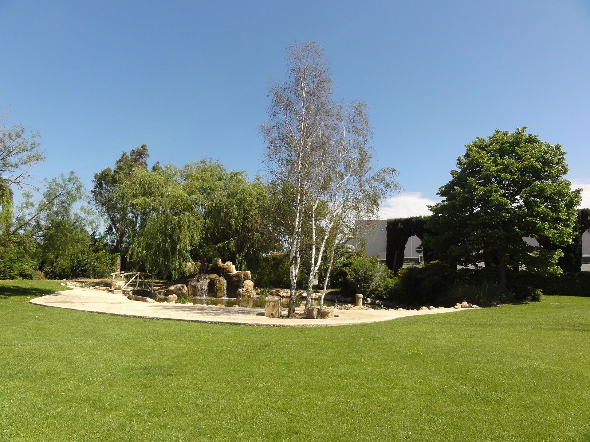 Jardin avec terrasse arborée