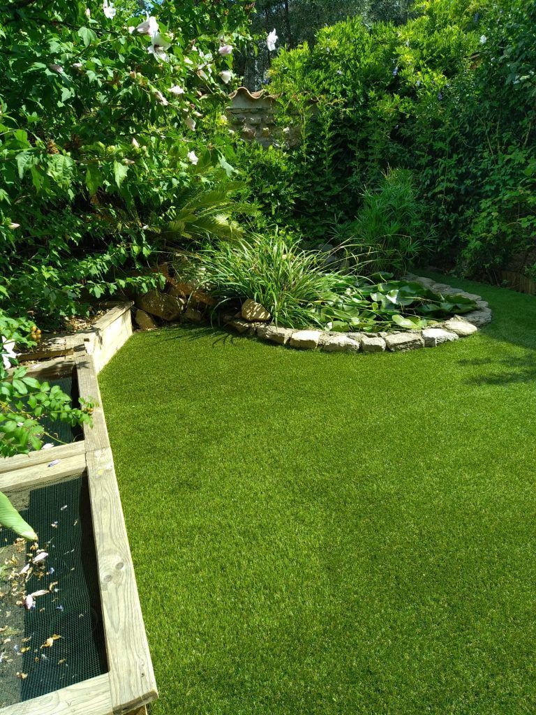 Jardin avec bassin et pelouse artificielle