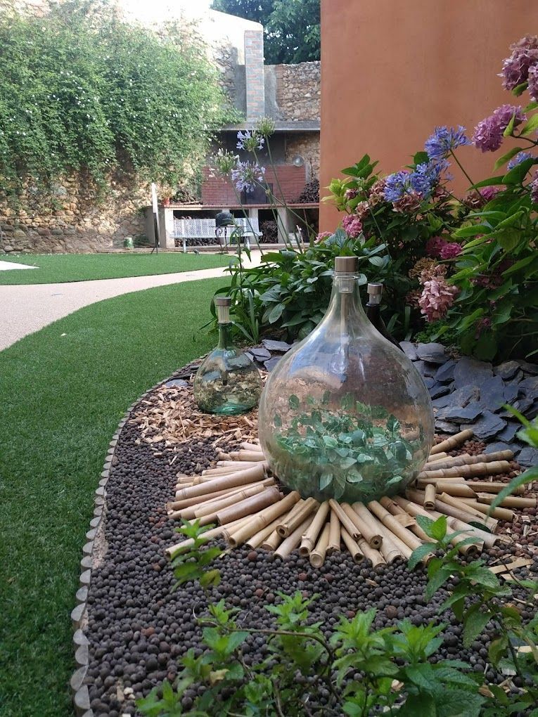 Jar avec des plantes à l'intérieur