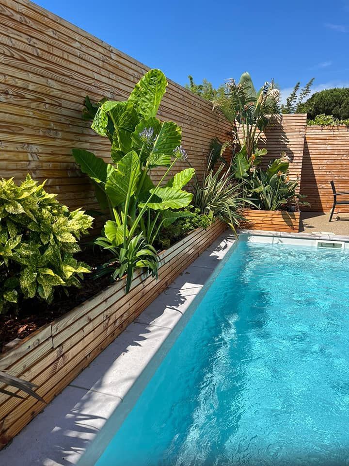 Haire en bois le long d'une piscine