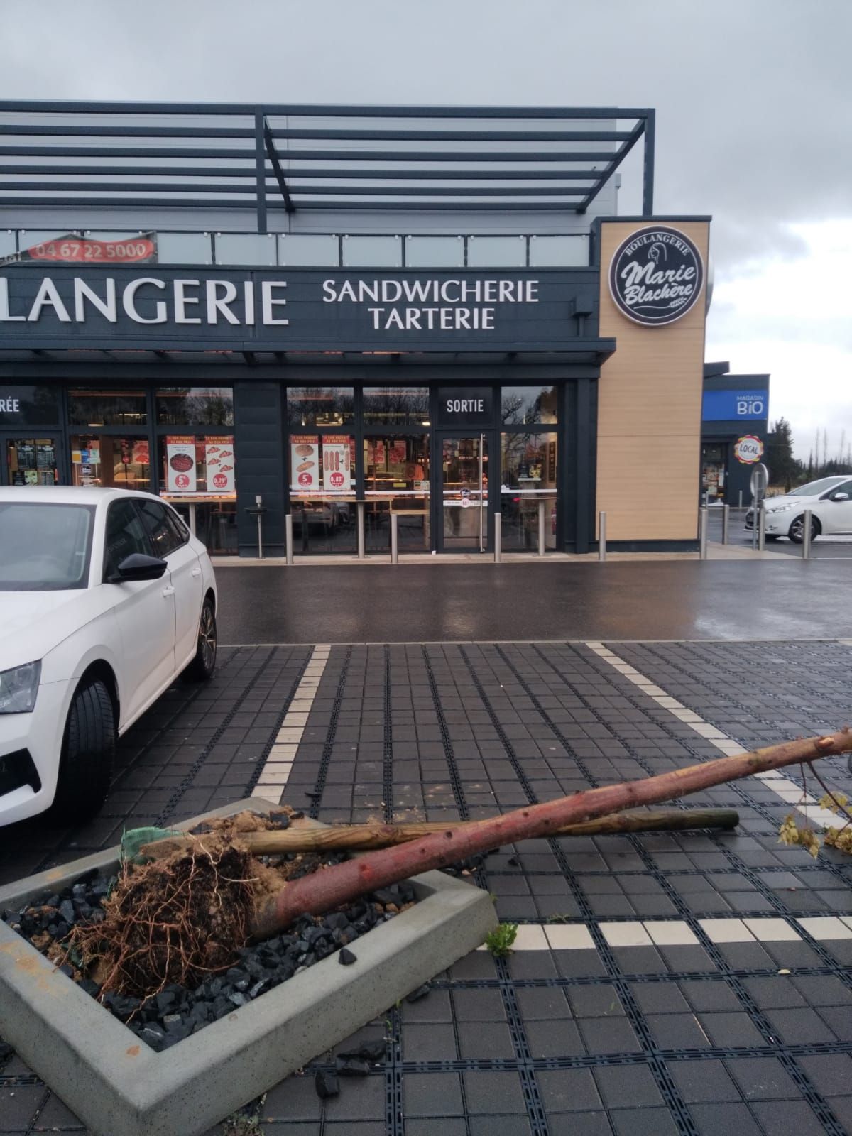 Façade d'une boulangerie vu du parking