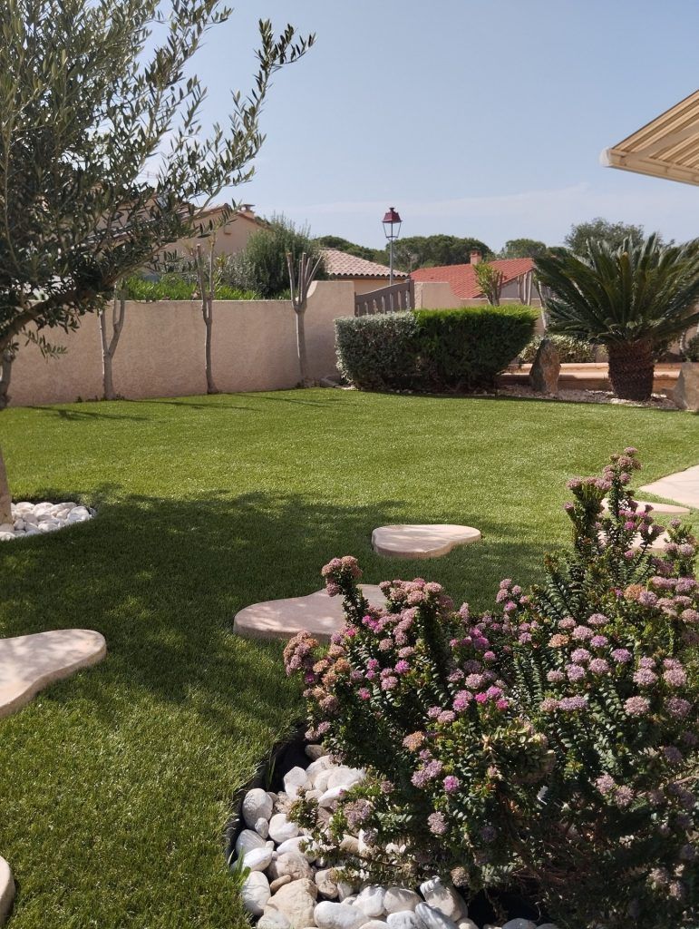 Jardin avec fleurs et arbustes