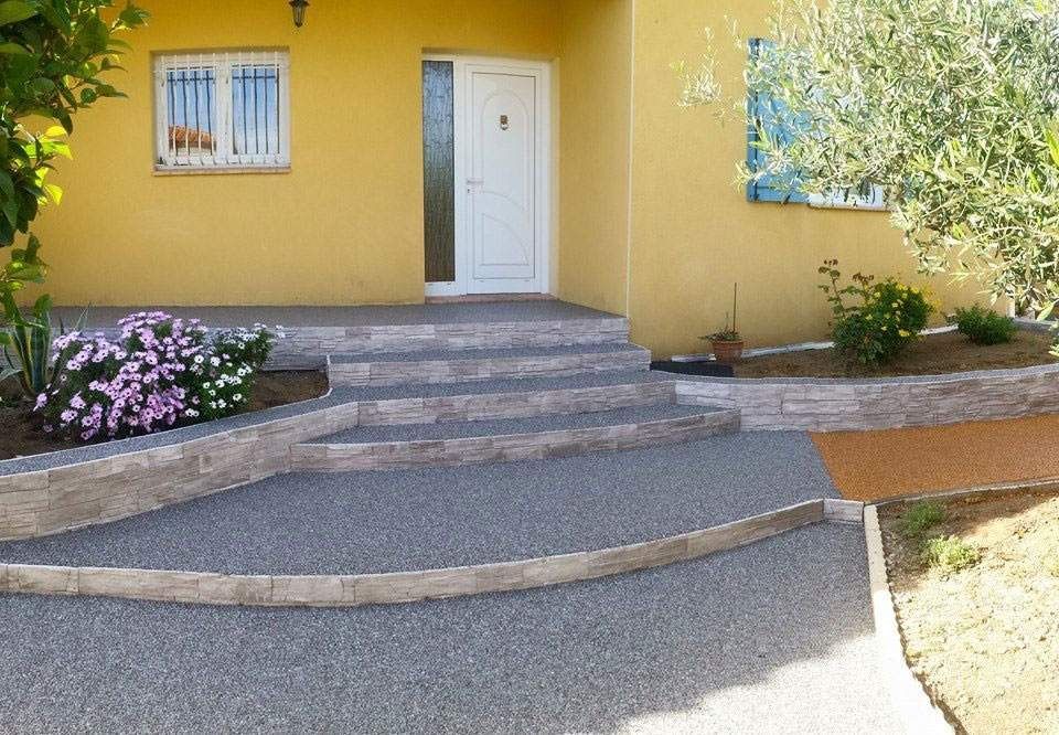 Escaliers extérieurs devant une maison