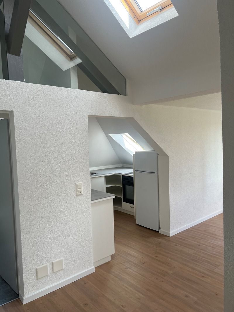 Il y a une lucarne au plafond de la pièce.