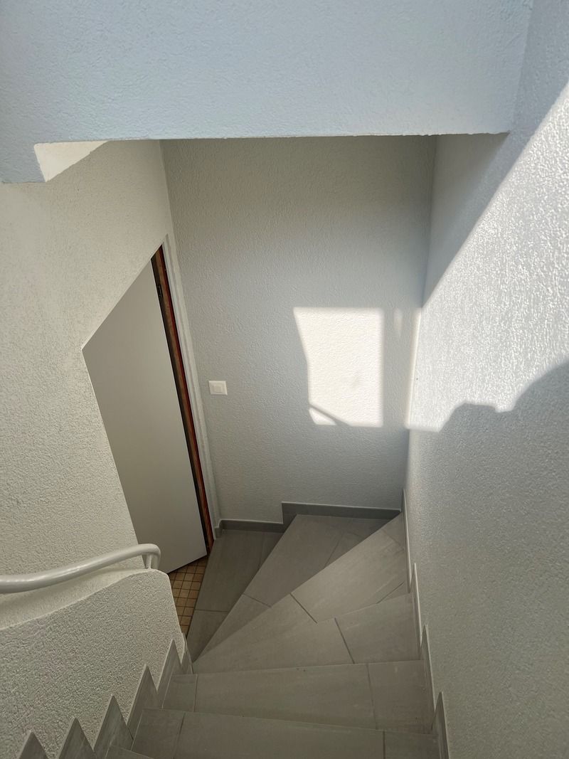 Un escalier menant au deuxième étage d'un immeuble.