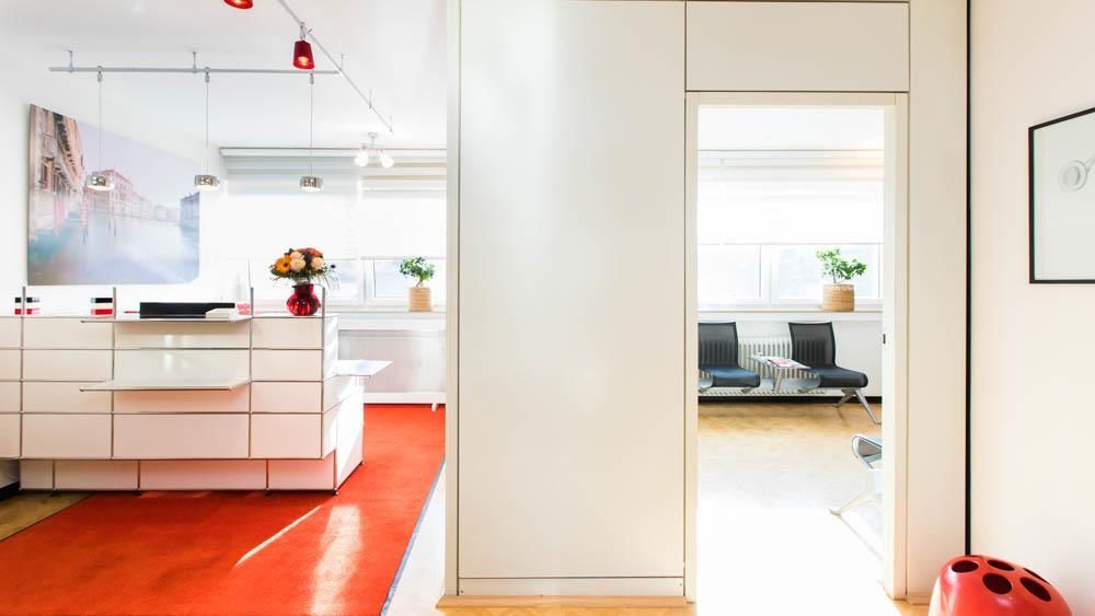 Ein Raum mit einem roten Teppich und einer weißen Theke