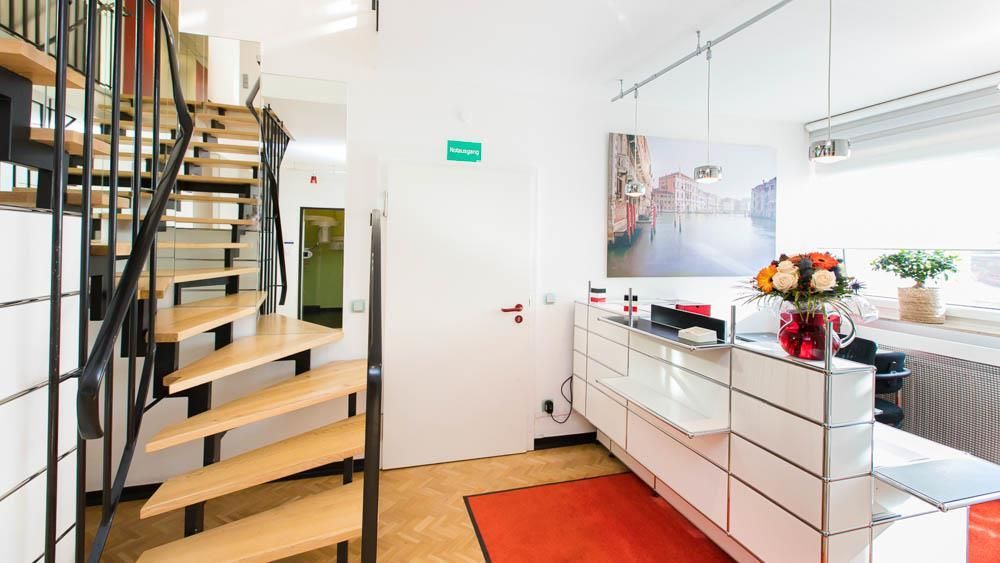 Eine Treppe führt in den zweiten Stock eines Gebäudes.