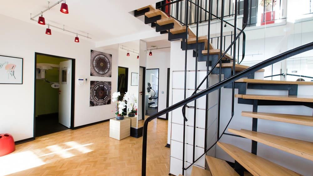 Eine Treppe, die in den zweiten Stock eines Gebäudes führt