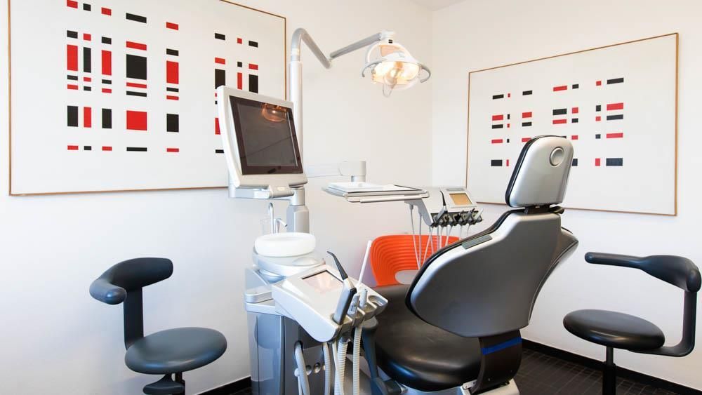 Eine Zahnarztpraxis mit einem Zahnarztstuhl und einem Computer