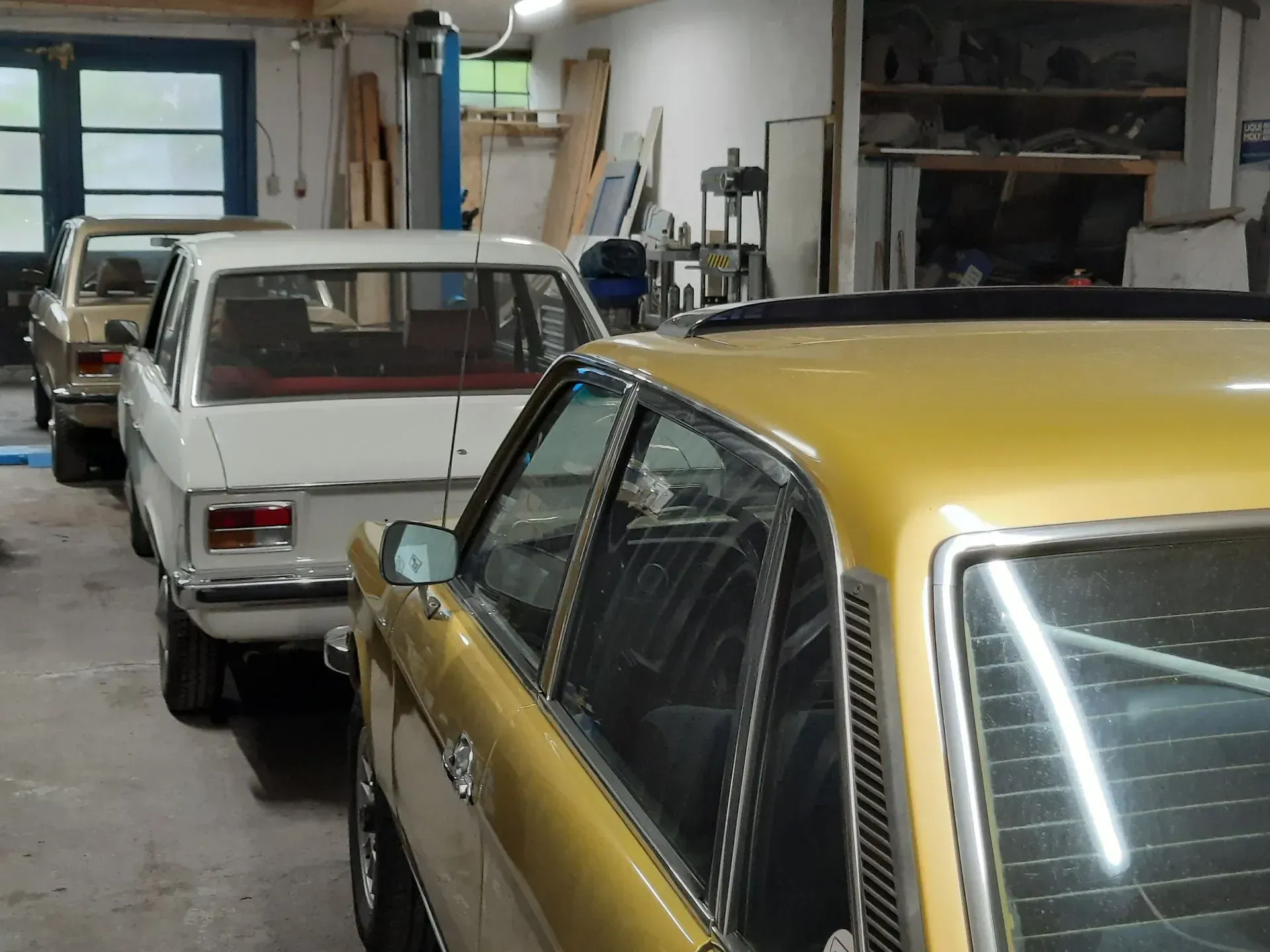 Oldtimer in einer Halle