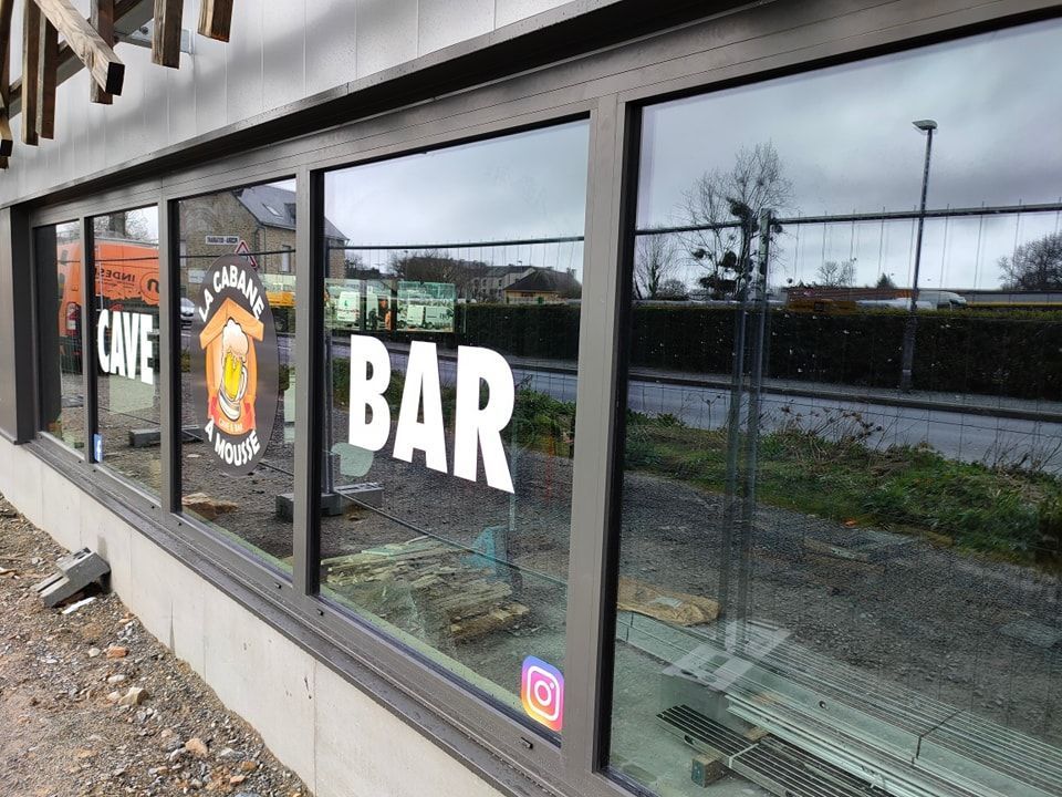 Vitrines de magasins avec inscription et logo « CAFE BAR »