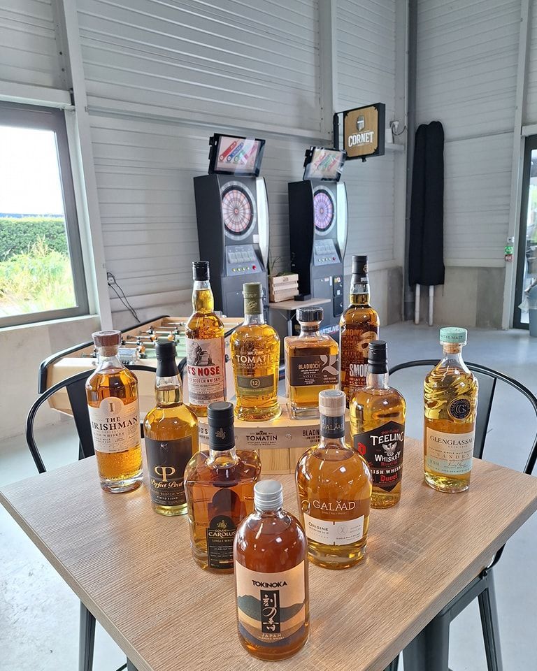Plusieurs bouteilles de whisky