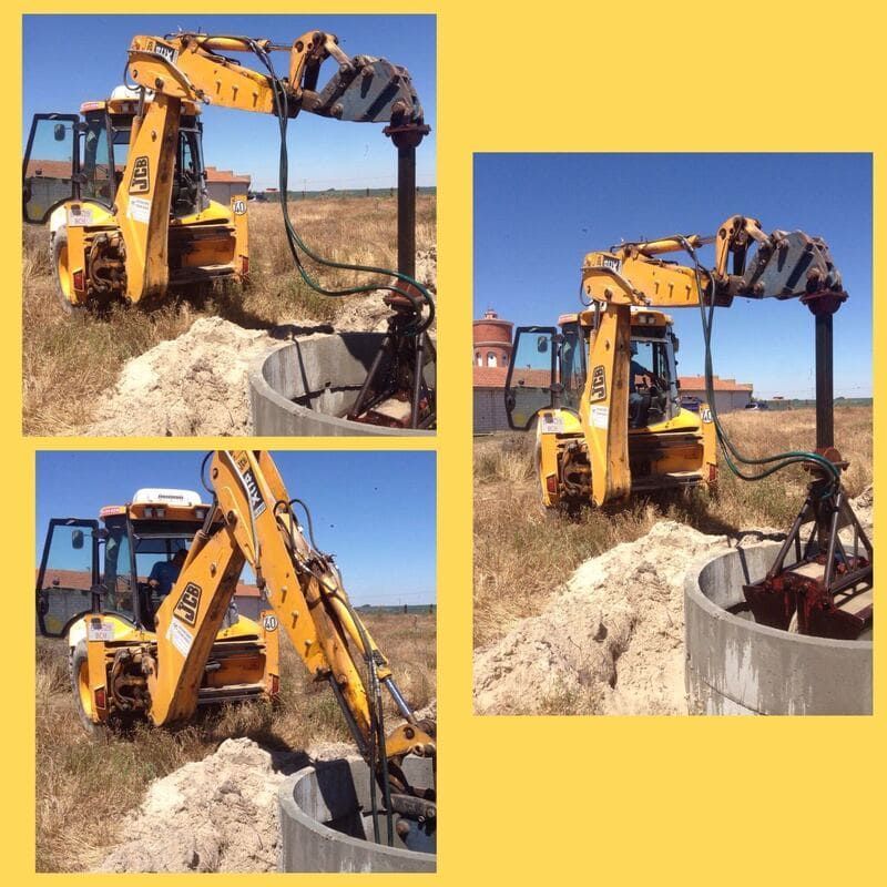 Retroexcavadora amarilla trabajando alrededor de un foso circular de hormigón en una escena de construcción con vista dividida bajo un cielo azul.