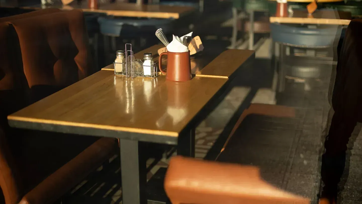 Mesas en un restaurante con saleros y pimenteros sobre ellas