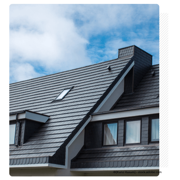 Dunkles Dach mit diversen Fenstern