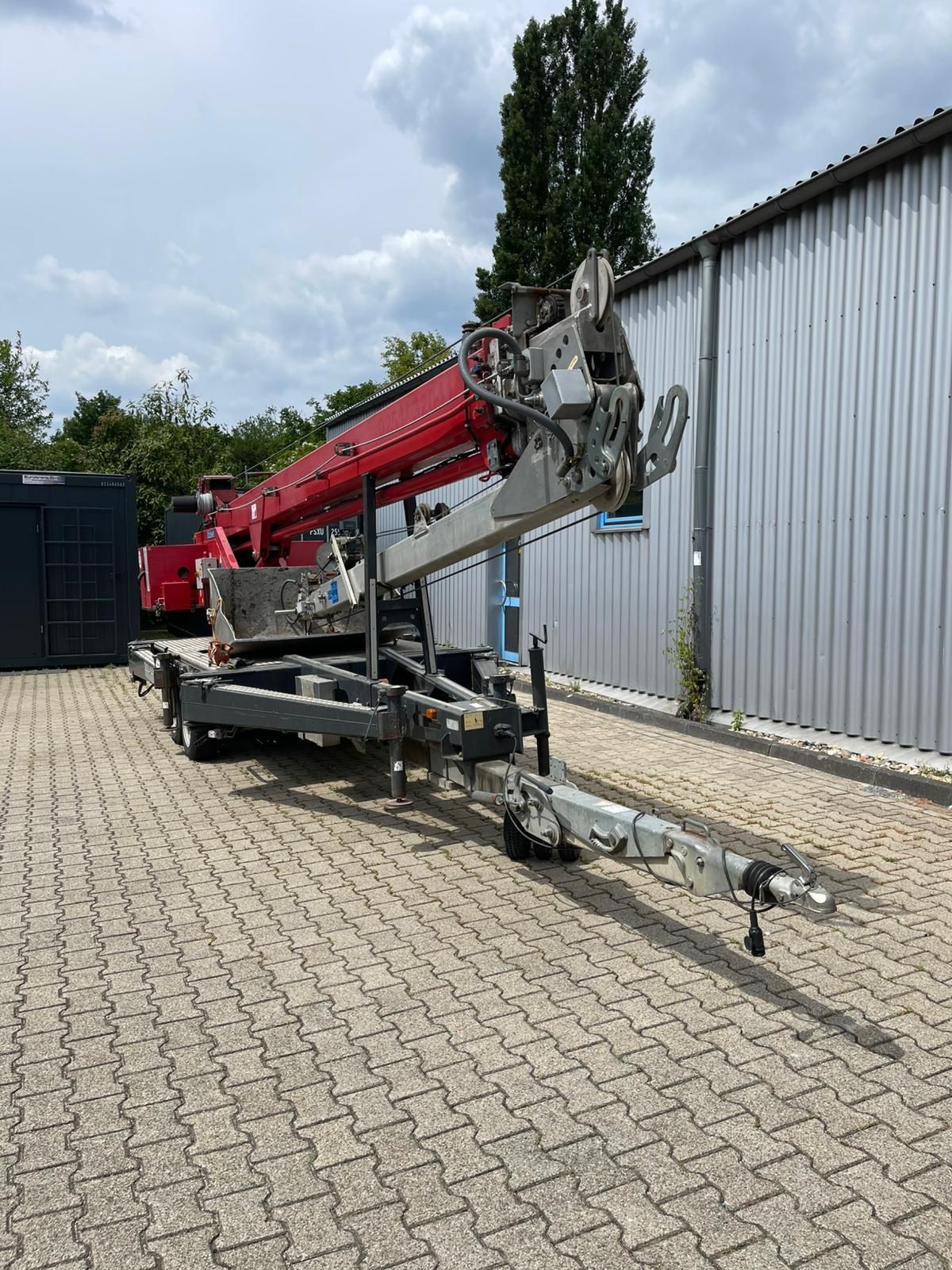 Person arbeitet auf Kran
