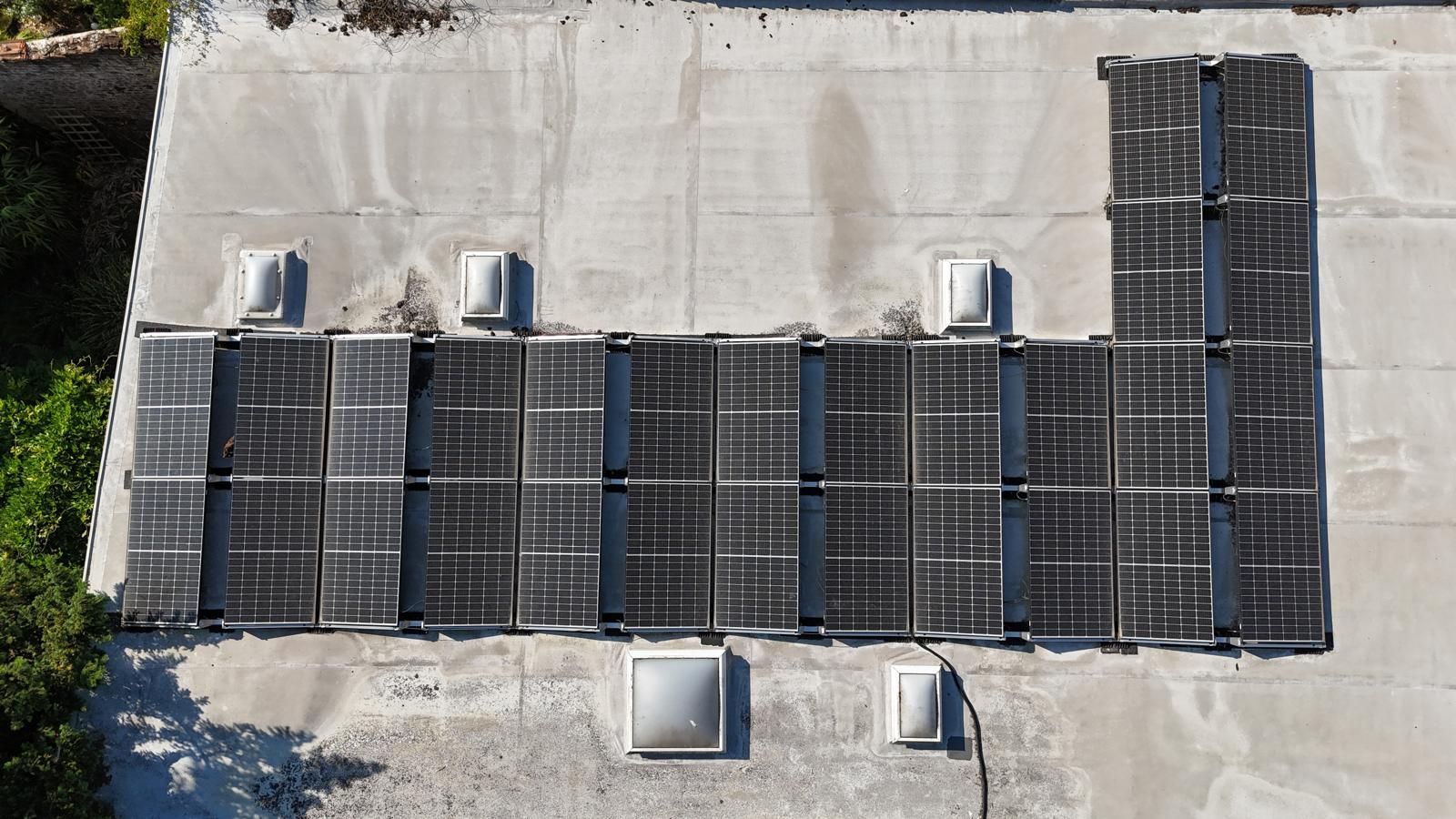 Personen arbeiten an Solaranlage