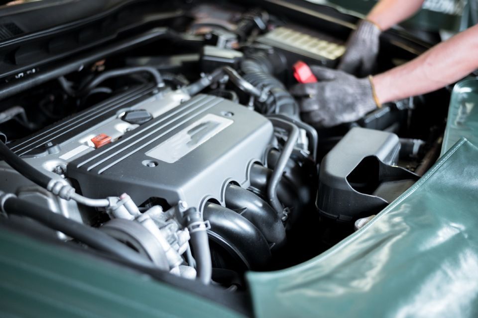Auton huoltoplavelua autokorjaamossa