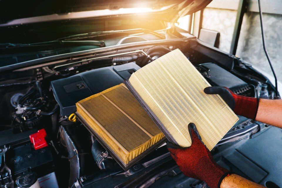 Auton huoltoplavelua autokorjaamossa