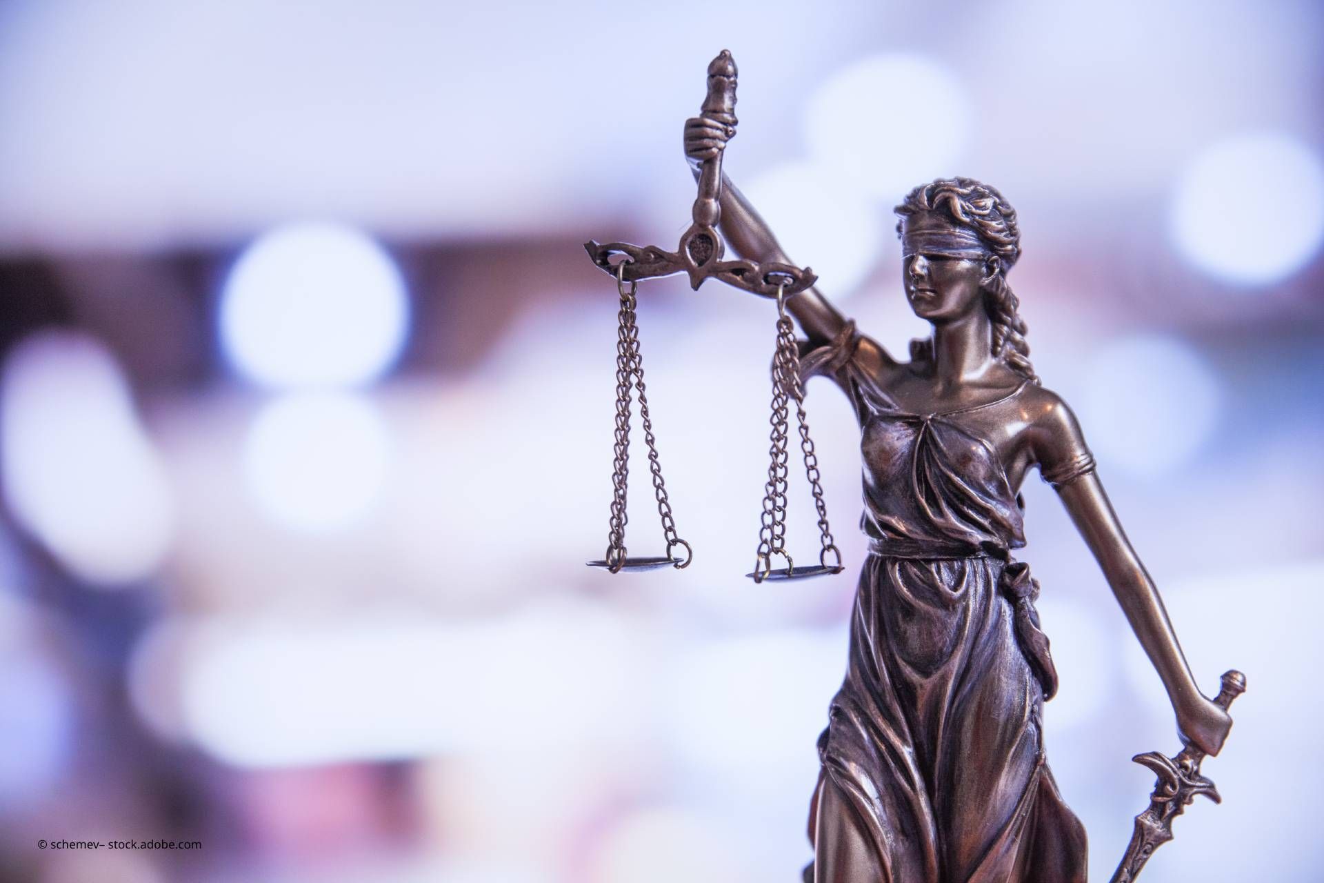 Statue der Justitia in einer Anwaltskanzlei