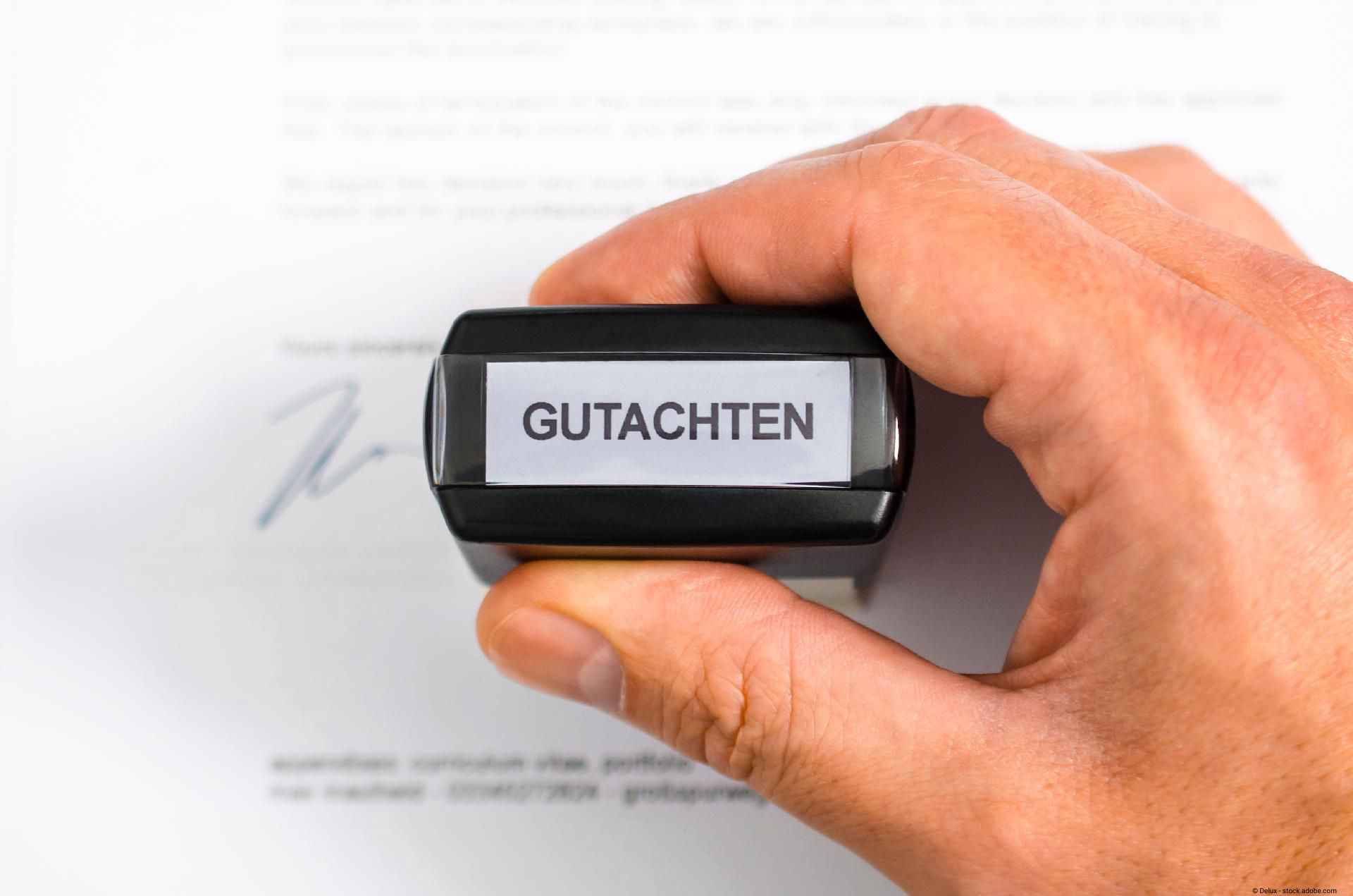 Eine Hand setzt einen Stempel mit der Aufschrift 