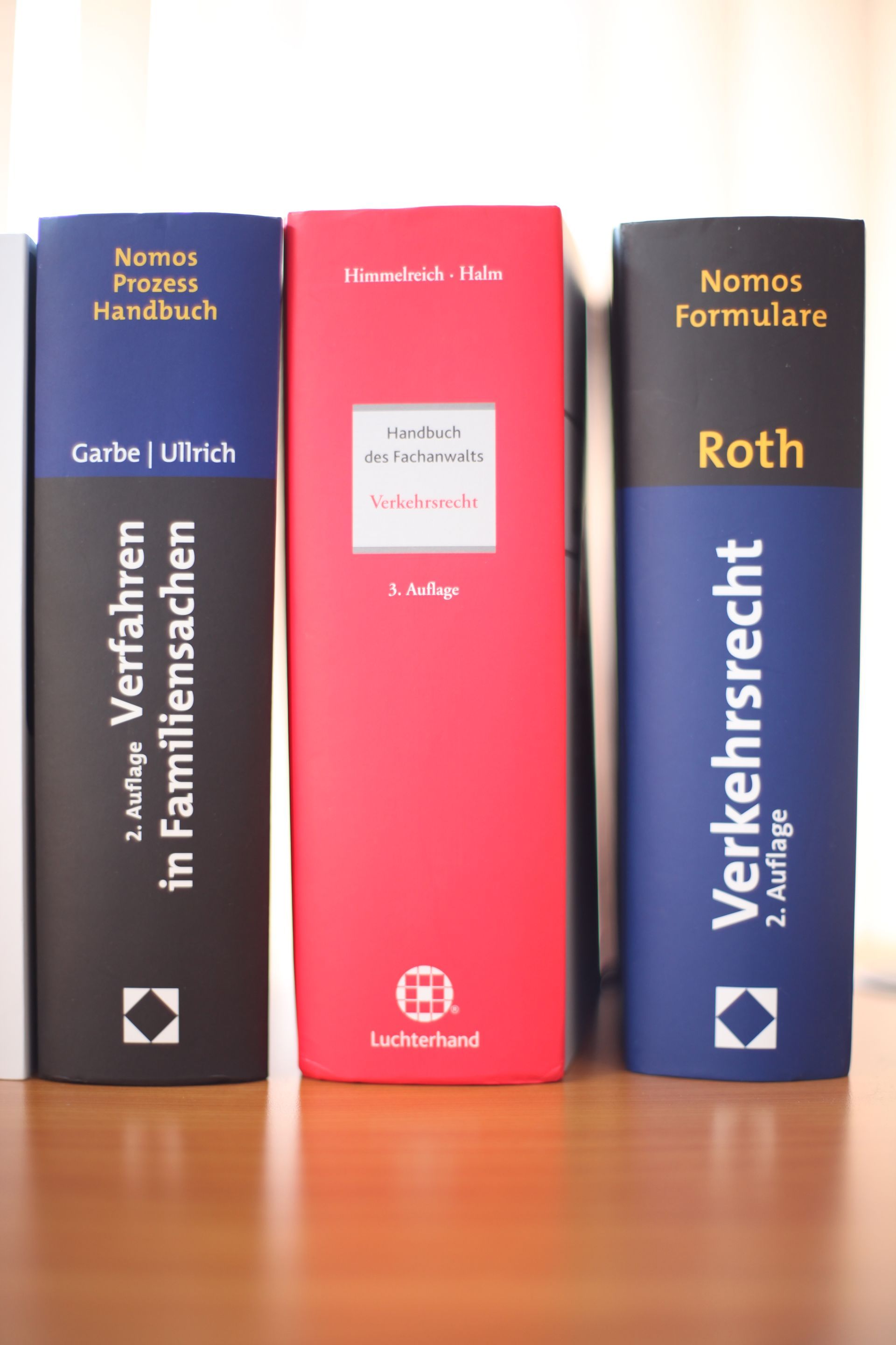 Hände schütteln von Rechtsanwalt mit Mandant