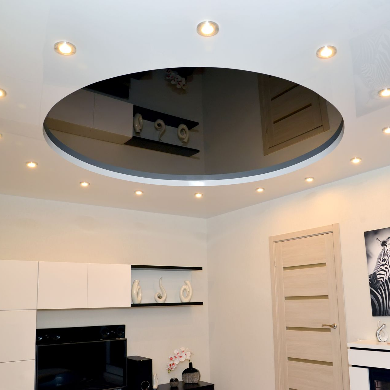 Pièce blanche moderne avec éclairage encastré, une ouverture ovale au plafond, des placards et une porte en bois