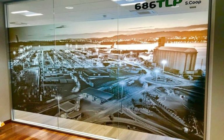 Vista de un paisaje urbano, posiblemente un puerto, con el texto 