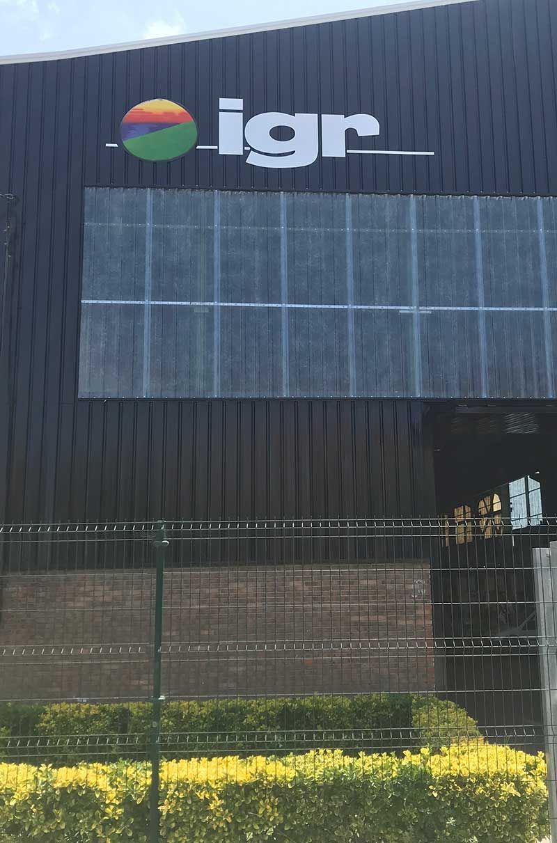 Edificio negro con cartel 