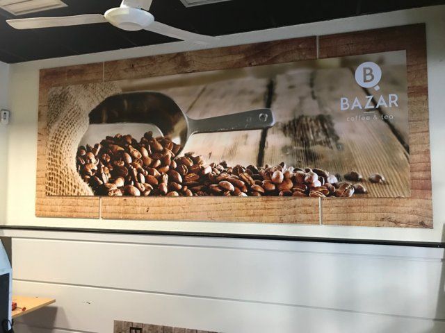 Gran mural de pared: granos de café cayendo de una pala y una bolsa de arpillera, logotipo de