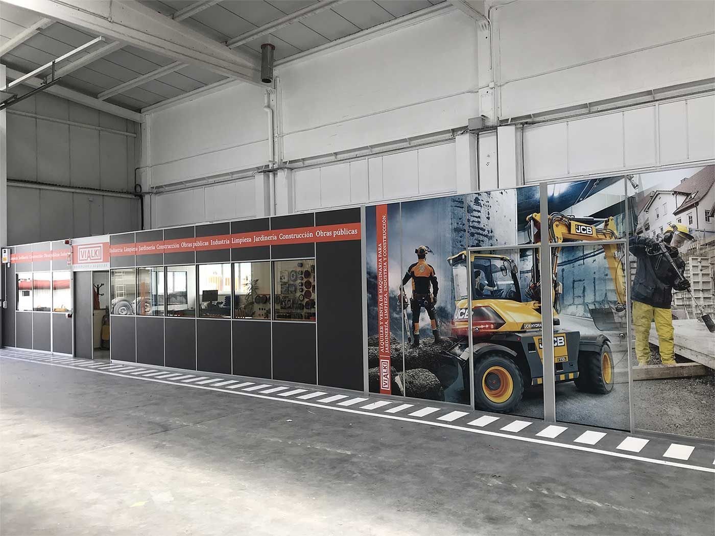 Entrada a la clínica OREKA DENTAL con cartel azul, puertas de cristal y exterior de ladrillo.