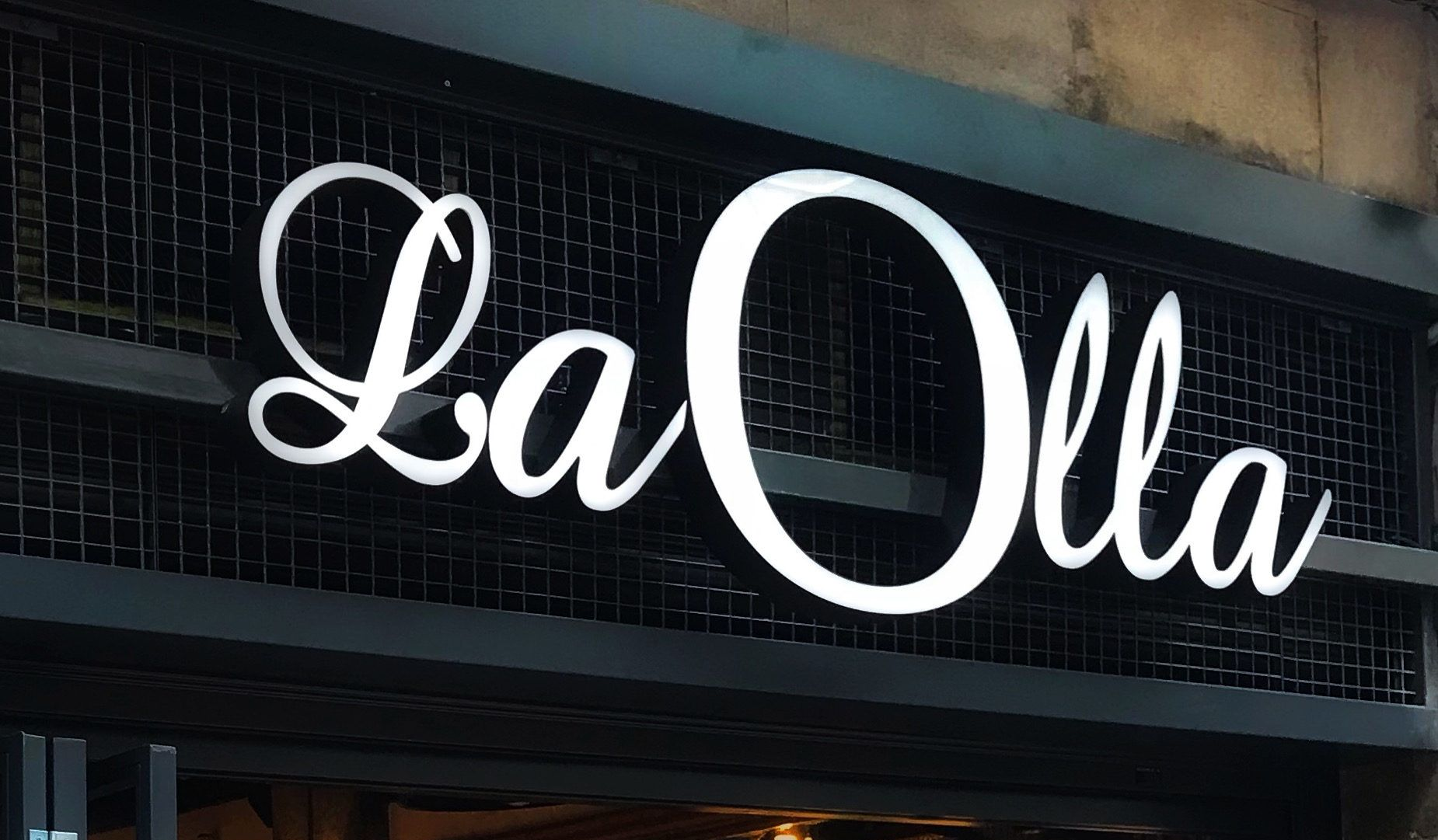 Vista de un paisaje urbano, posiblemente un puerto, con el texto 