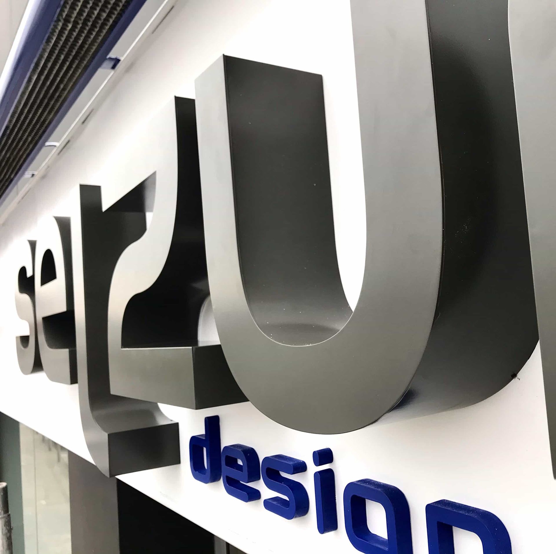 Letras tridimensionales grises y azules que forman la forma