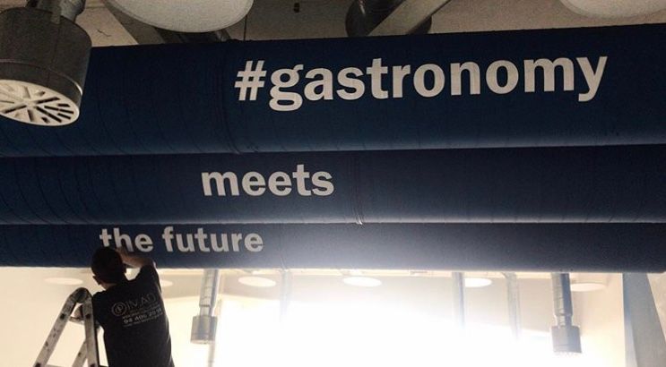 Pancarta azul con la leyenda