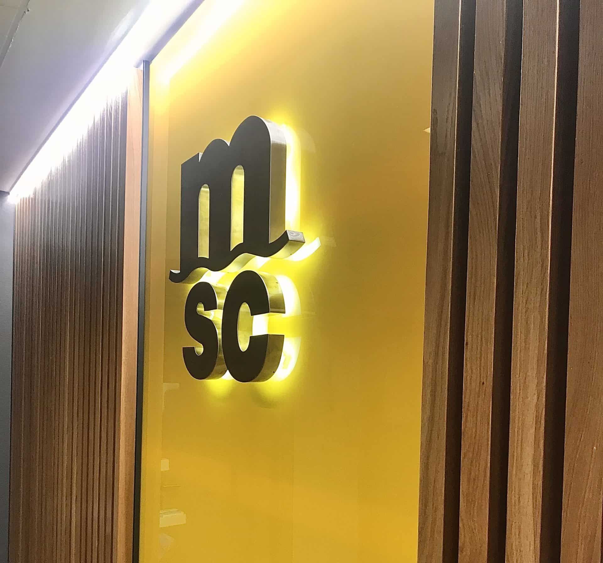 Letrero con el logotipo