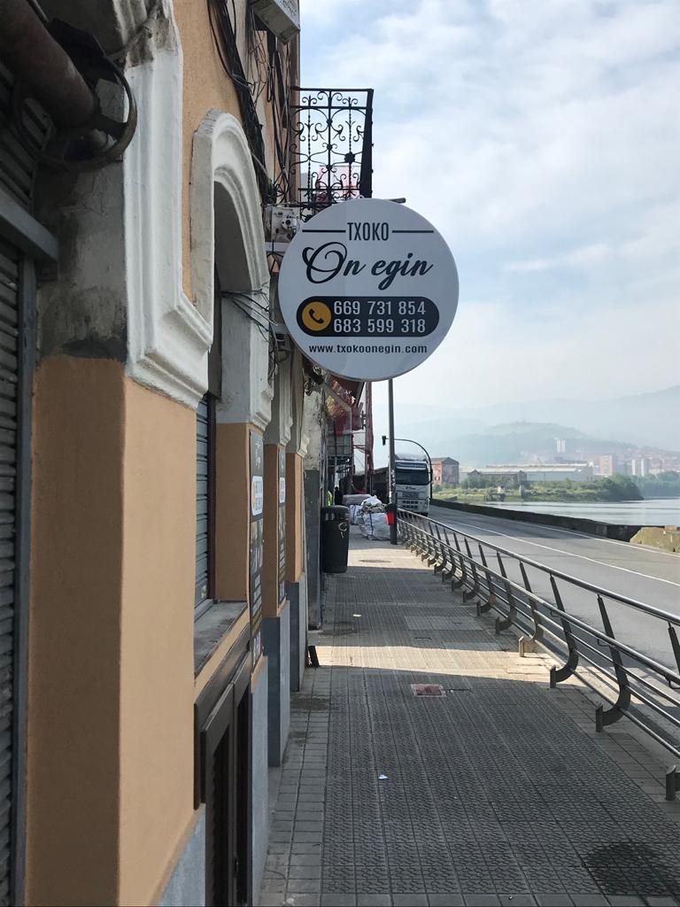 Un cartel de tienda, 