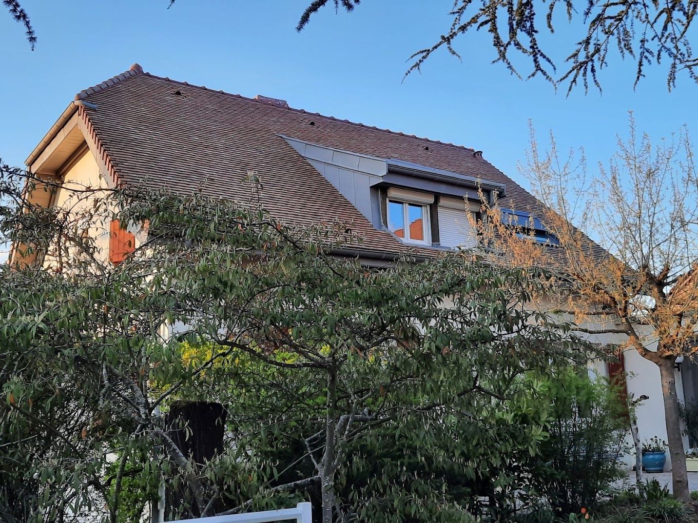 Toiture avec une structure contenant deux fenêtres à volets roulants