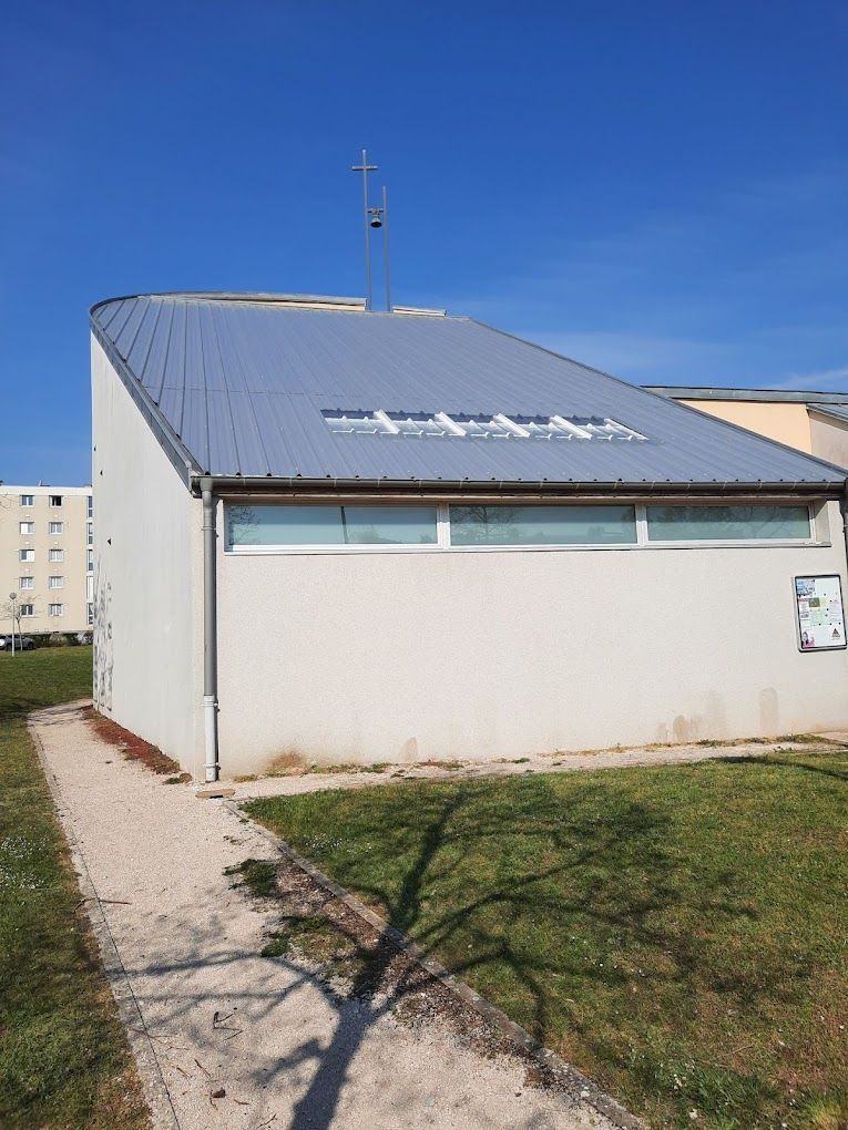 Toiture en zinc avec des fenêtres de toit