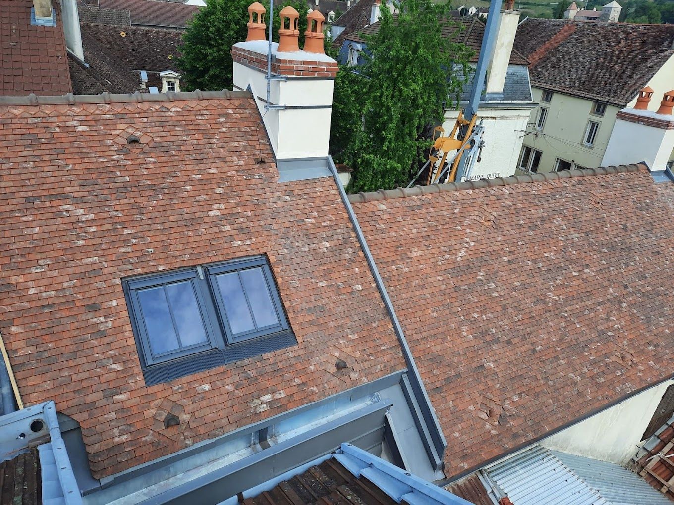 Fenêtre de toit noire installée