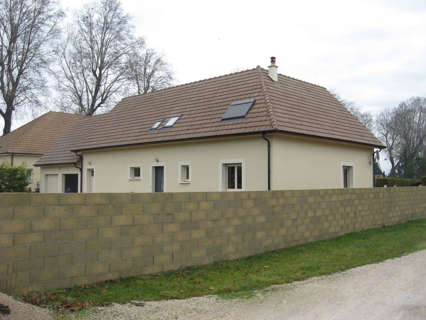 Deux maisons avec des toitures neuves 