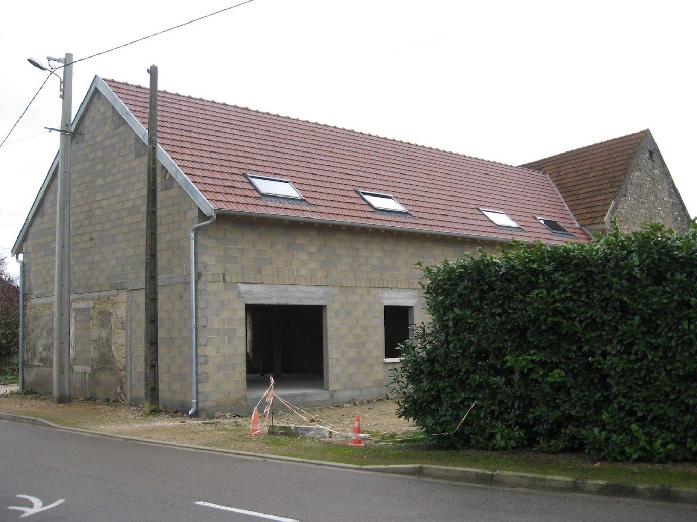 Maison en cours de finition avec une toiture neuve