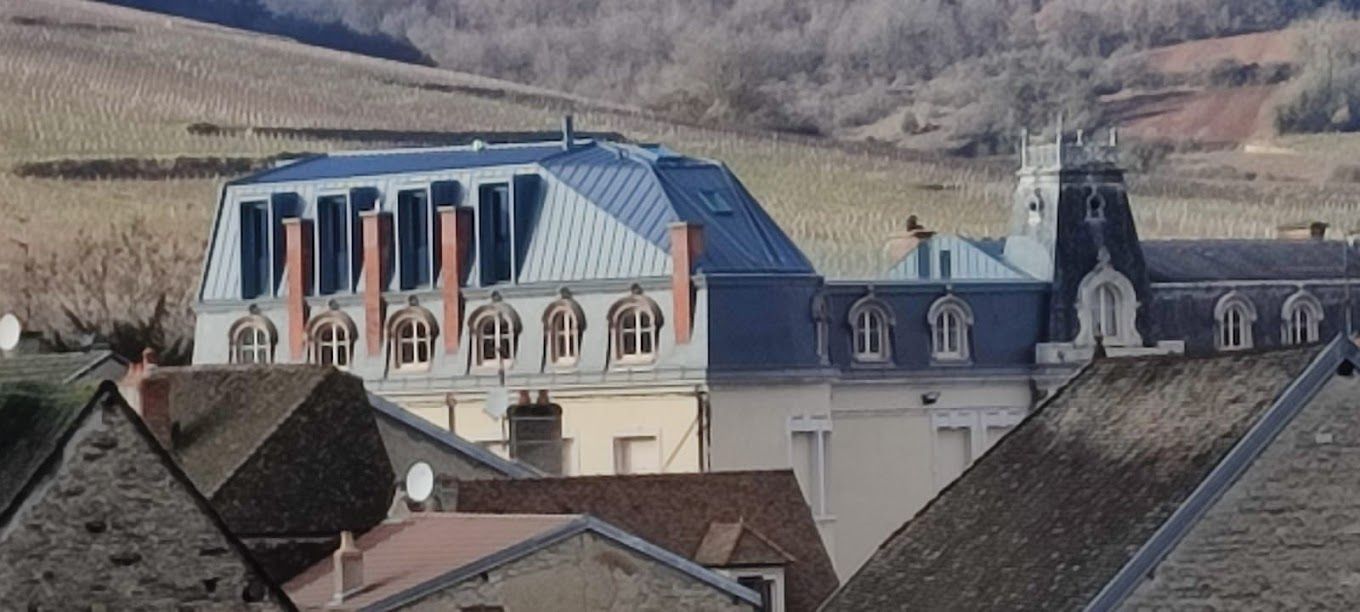 Toiture en zinc neuve sur une bâtiment ancien