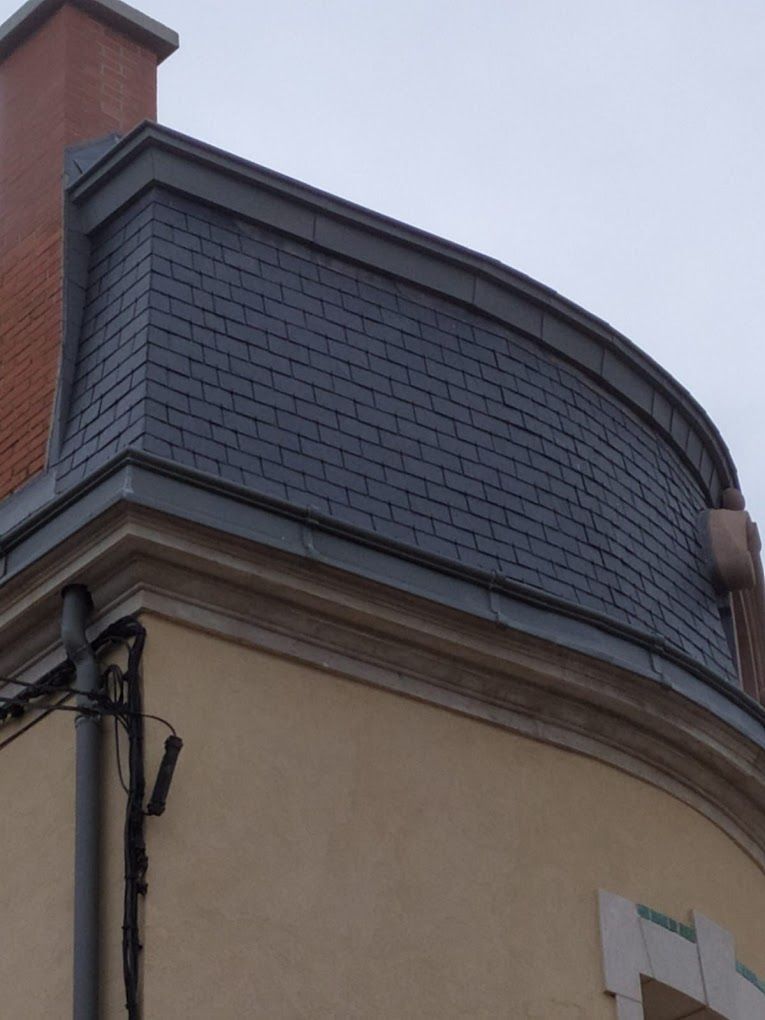 Zinguerie autour d'une toiture en ardoise