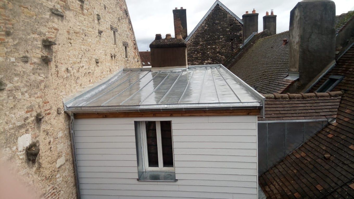 Toiture en zinc posée sur une petite structure