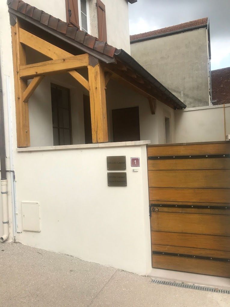 Construction d'un petit préau au dessus d'une cour 