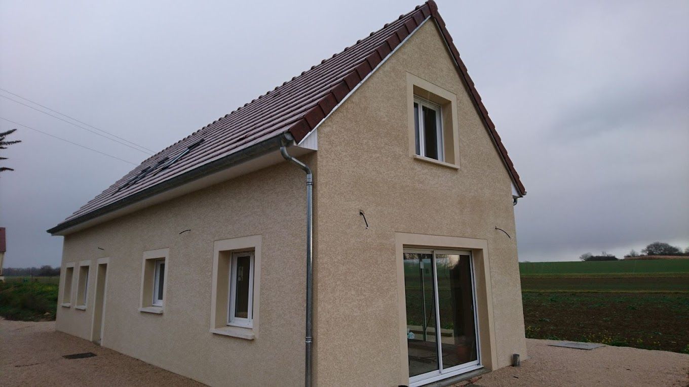 Maison simple avec toiture et gouttière neuve