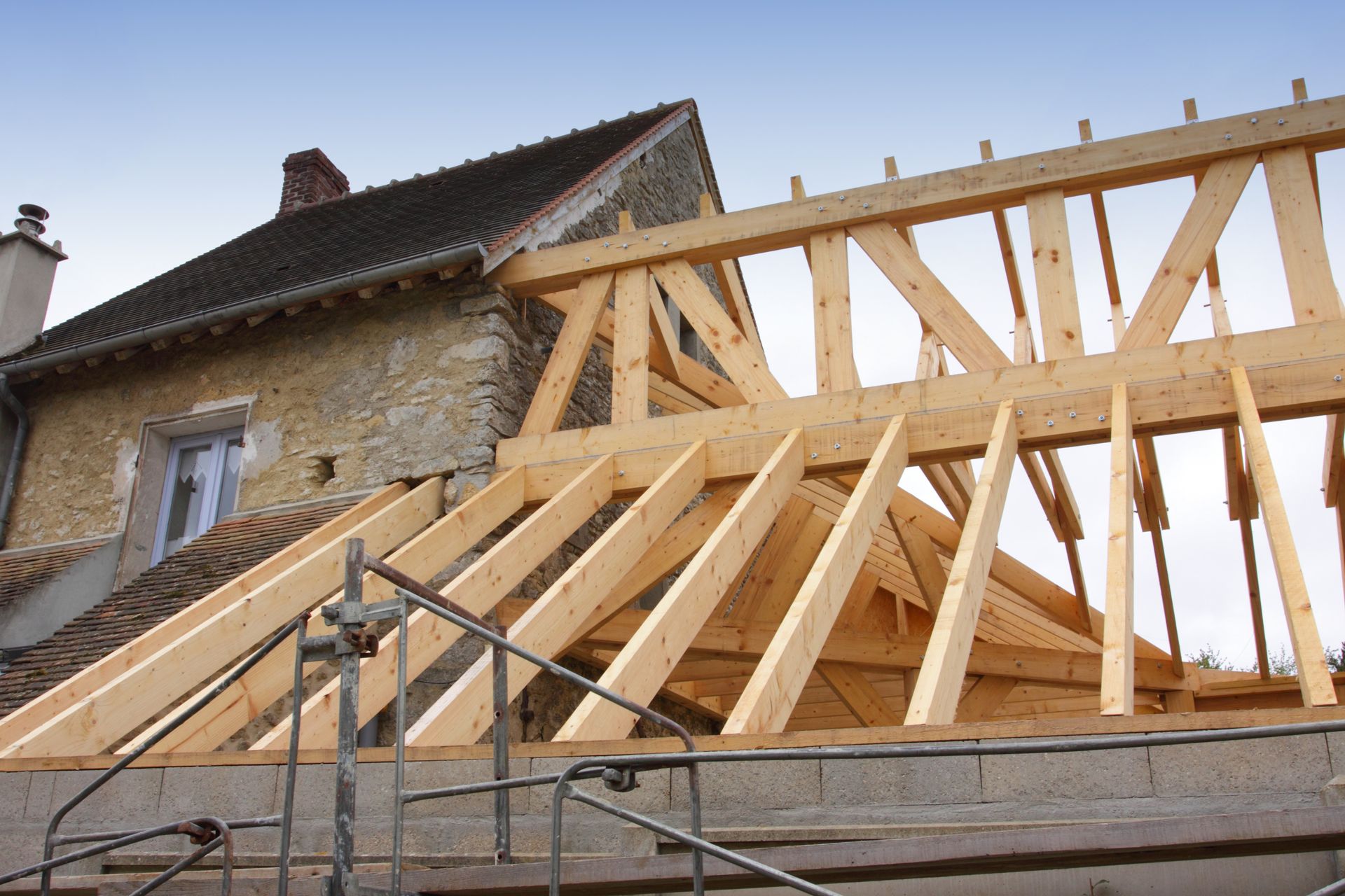 Extension de charpente solide en cours de construction