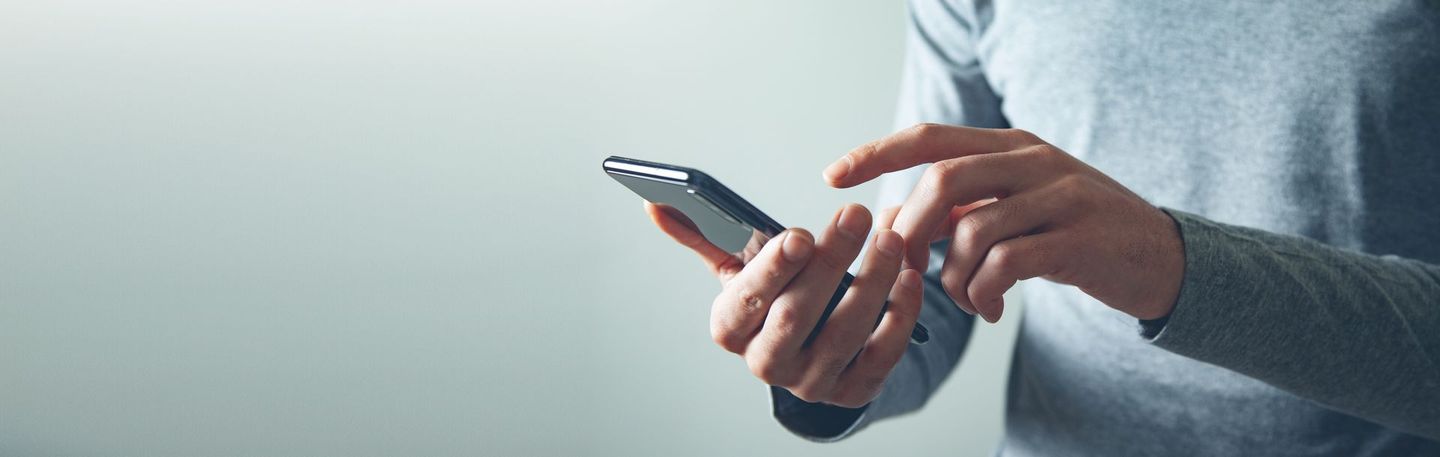 Personne tenant un téléphone dans la main