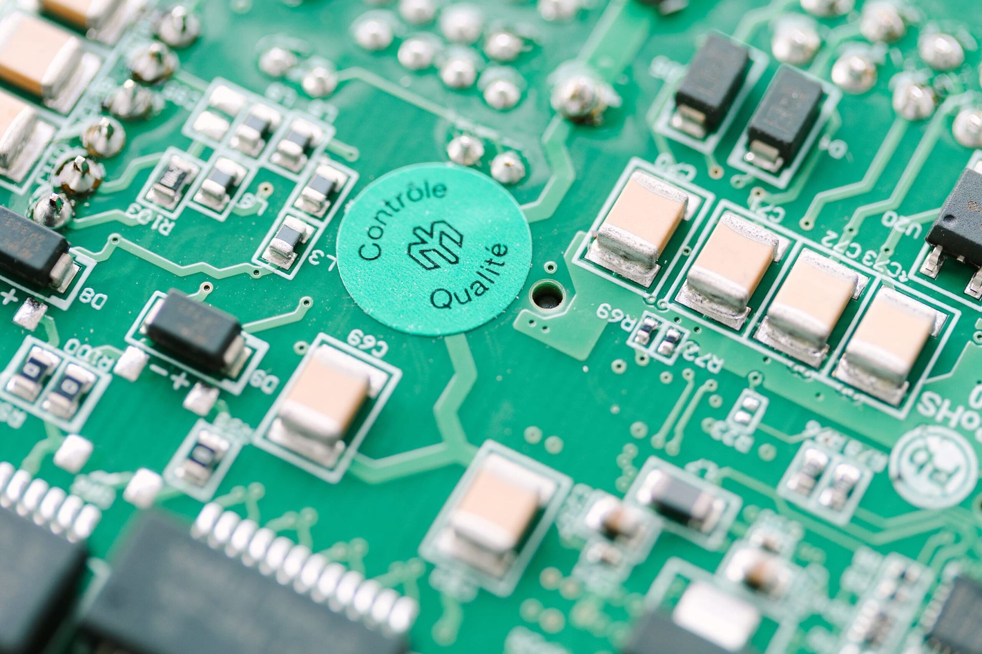 Gros plan sur une carte de circuit imprimé verte avec des puces et des composants électroniques