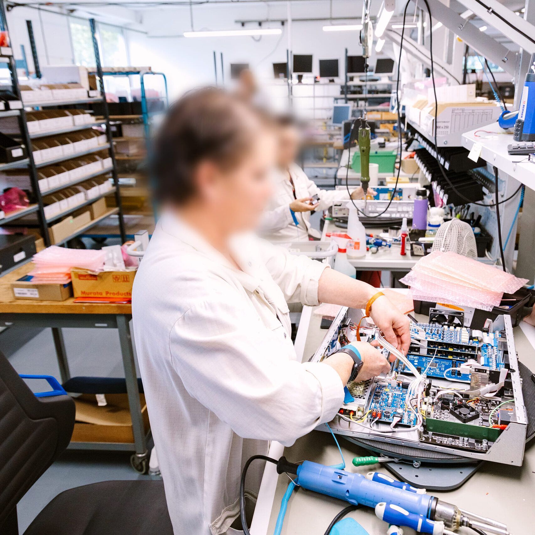 Technicien assemblant des composants électroniques